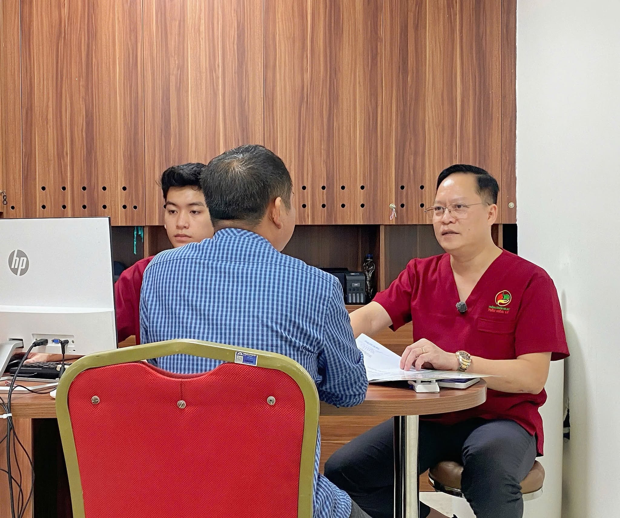 Bác sĩ sẽ tư vấn và hướng dẫn khách hàng điều trị bệnh viêm đại tràng đúng cách