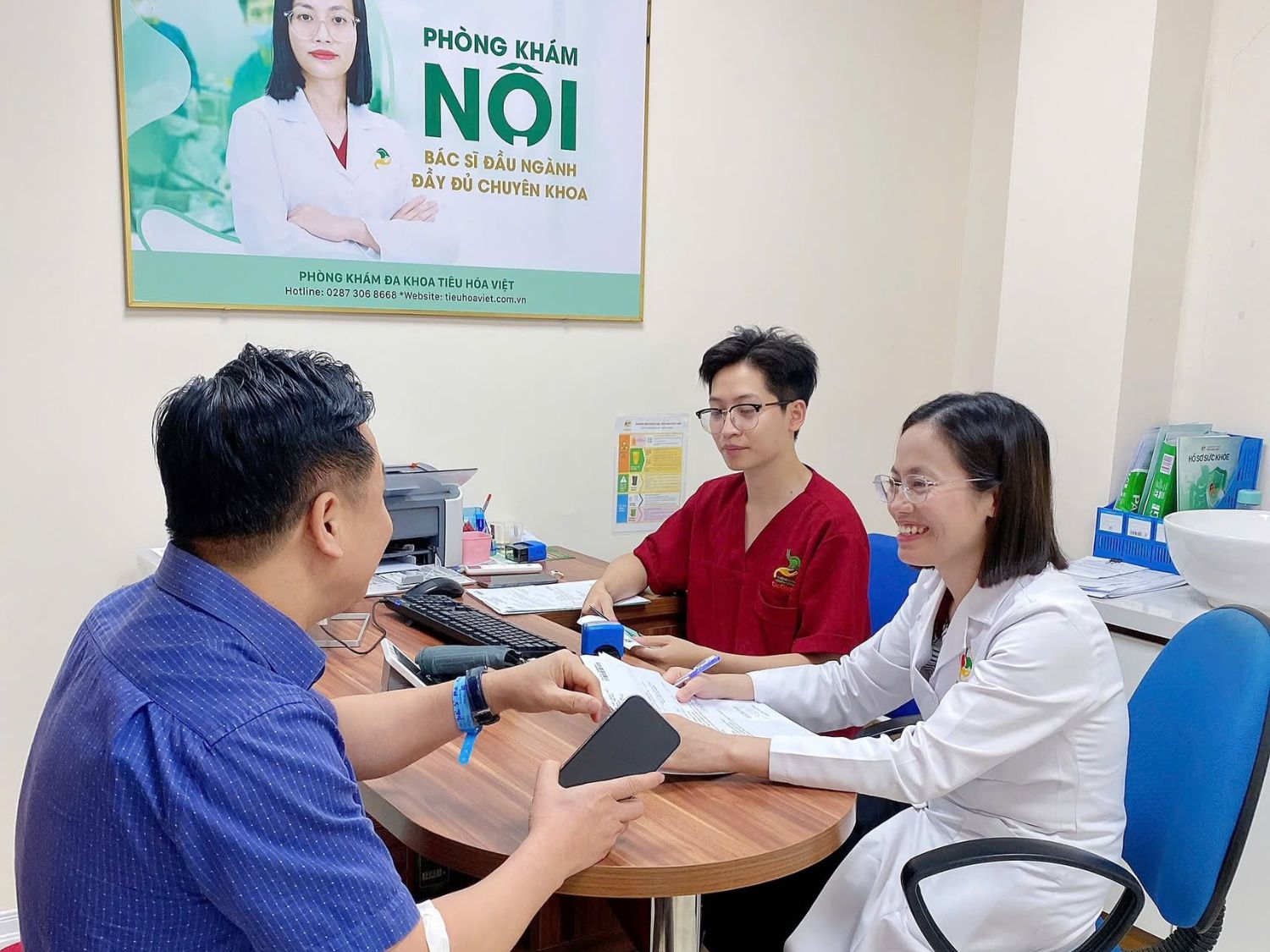 Thăm khám chuyên khoa giúp bác sĩ khai thác triệu chứng, đánh giá nguy cơ và chỉ định kiểm tra phù hợp để xác định nguyên nhân bất thường tiêu hóa.