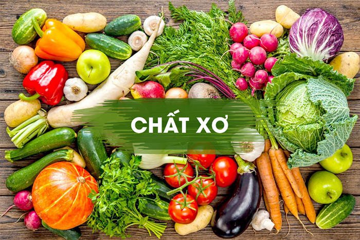 Bổ sung rau xanh, củ quả và thực phẩm giàu chất xơ giúp tăng khối lượng phân, hỗ trợ đi ngoài dễ dàng hơn và giảm nguy cơ táo bón.