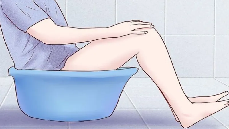 Ngâm hậu môn cùng nước ấm để giảm sự khó chịu