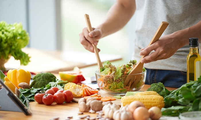 Dừng ăn uống và tiến hành thăm khám ngay