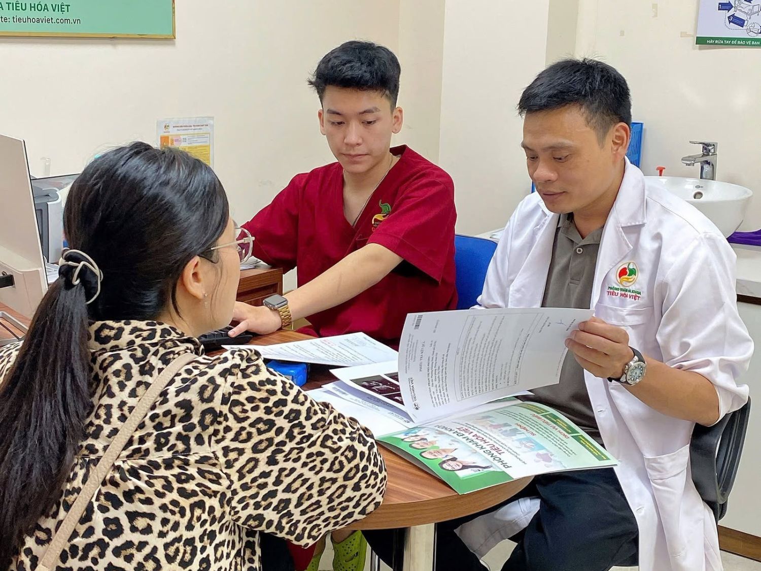 Thăm khám cùng bác sĩ chuyên khoa để tìm ra nguyên nhân đau rát hậu môn khi đi ngoài