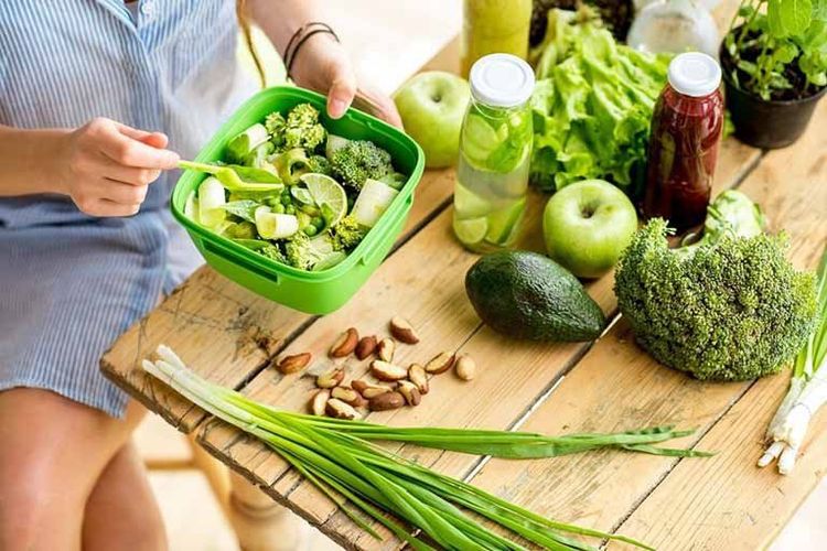 Bổ sung nhiều rau xanh, uống nhiều nước để hỗ trợ làm mềm phân