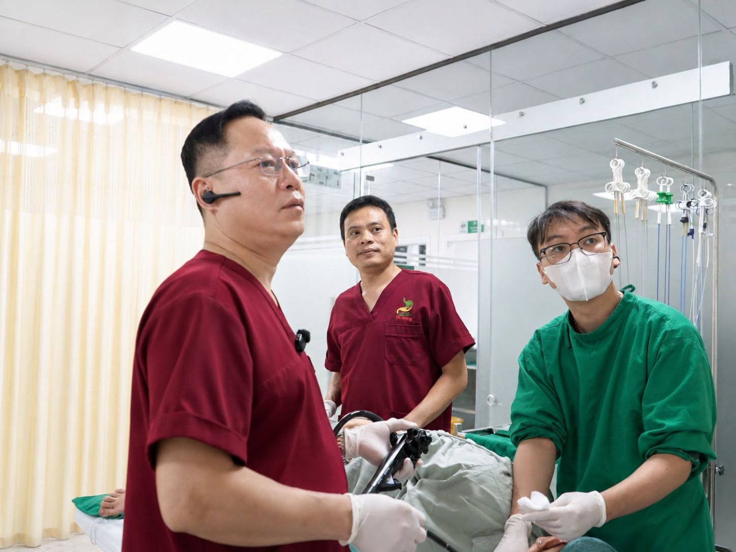 TS.BS Đỗ Anh Giang trực tiếp nội soi cho người bệnh