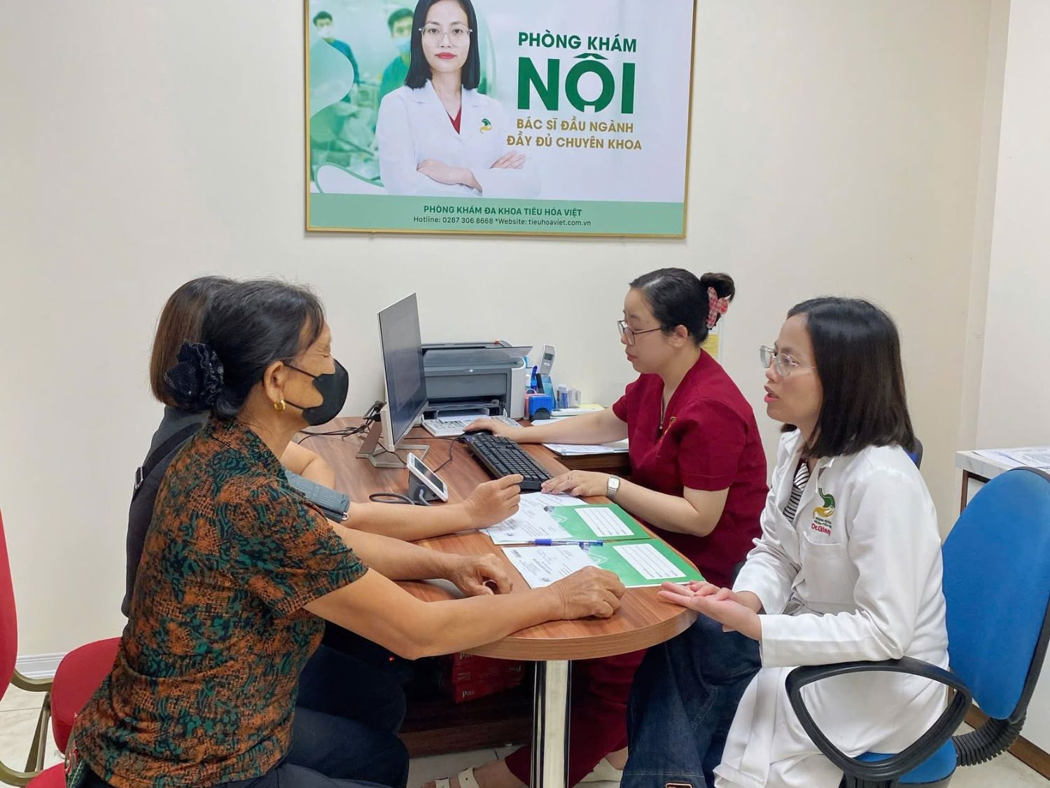 Bác sĩ Nguyễn Thị Thảo đọc kết quả thăm khám của người bệnh