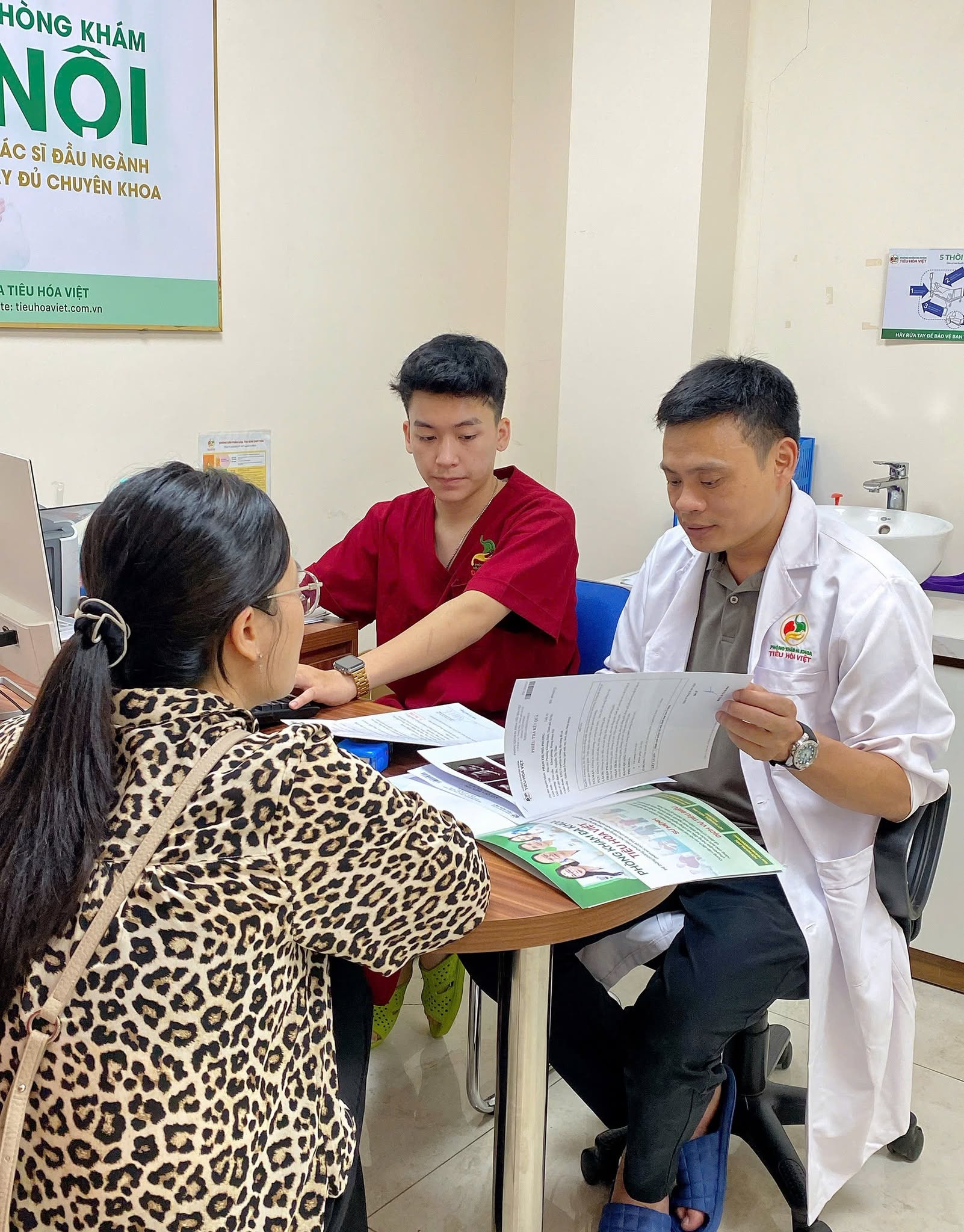 Bác sĩ đọc kết quả sau khi thăm khám và nội soi cho khách hàng