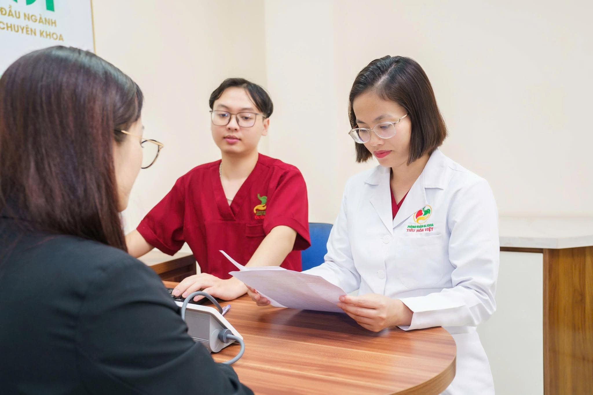Bác sĩ đọc kết quả sau khi đã thăm khám, nội soi và giải phẫu bệnh