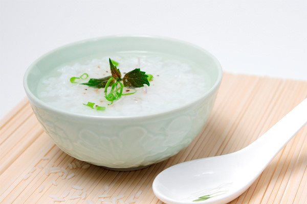 Ăn cháo loãng và đồ ăn lỏng sau khi cắt polyp