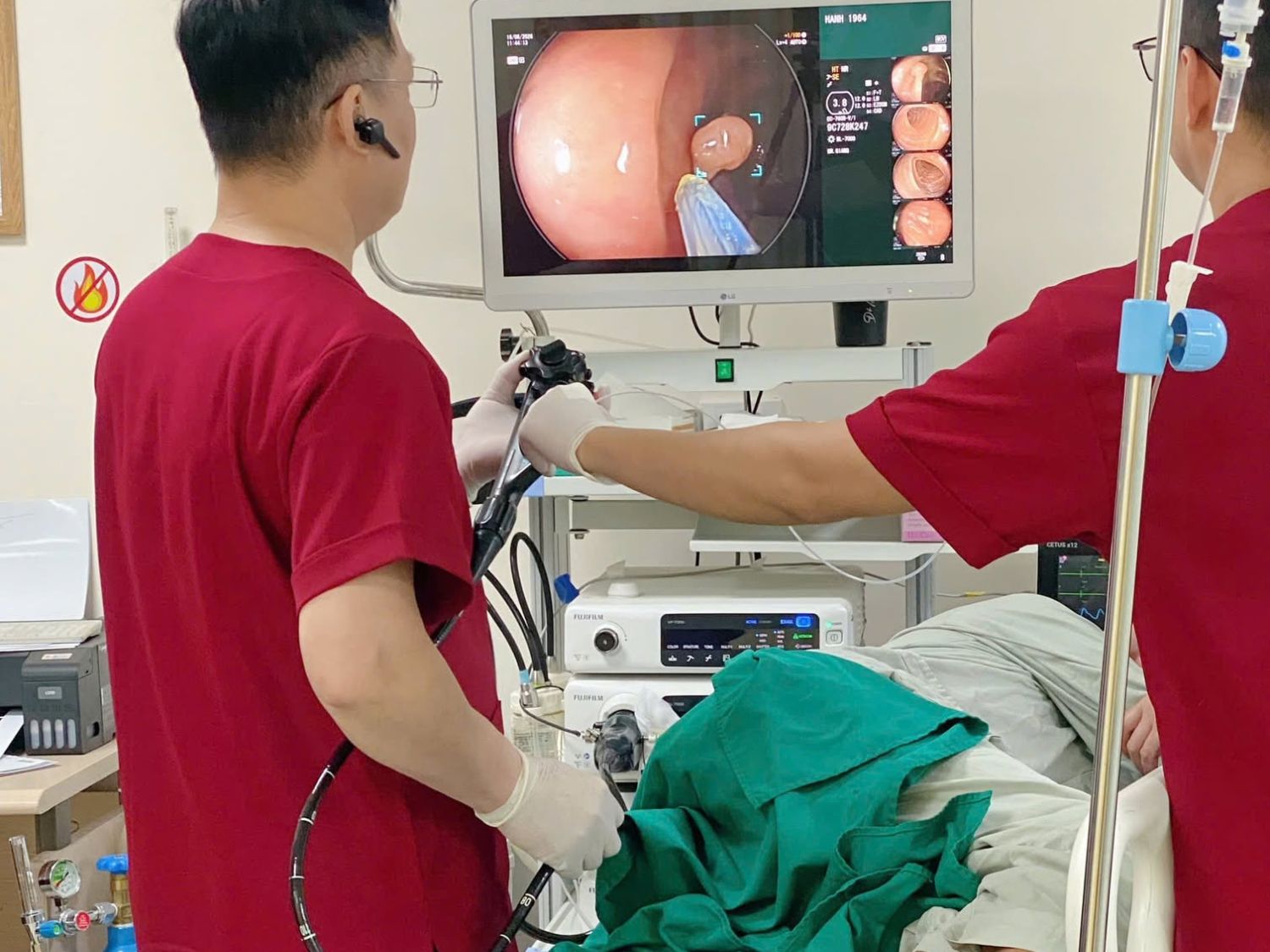 Bác sĩ thực hiện nội soi để kiểm tra đại tràng của người bệnh
