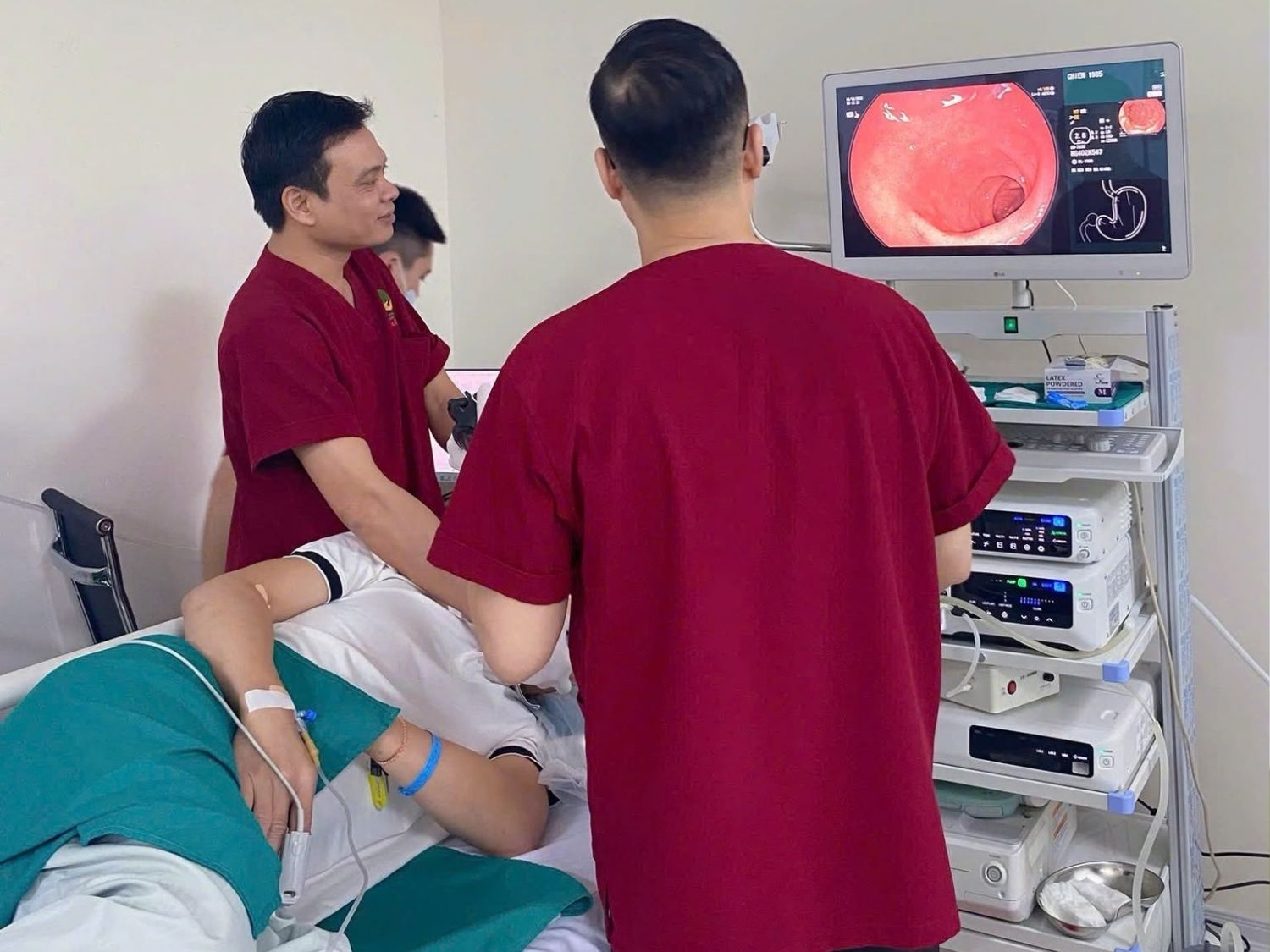 bác sĩ nội soi cho khách tại Phòng khám Đa khoa Tiêu Hóa Việt Đại La