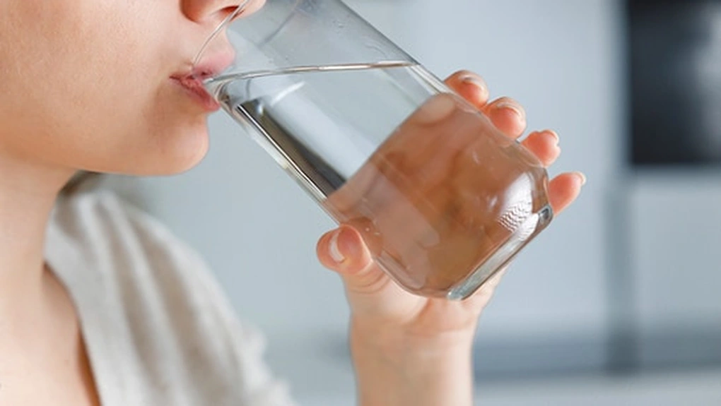 Nên uống nhiều nước để hỗ trợ đường ruột đào thải tốt hơn
