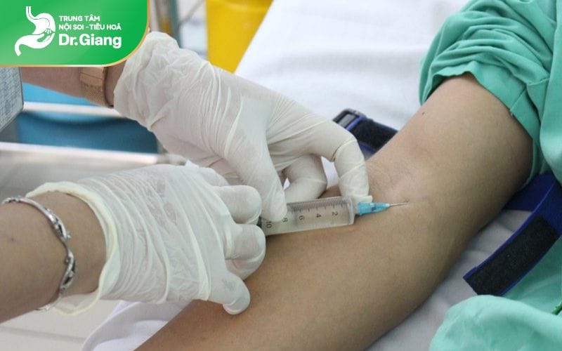 Bác sĩ tiêm thuốc gây mê vào tĩnh mạch