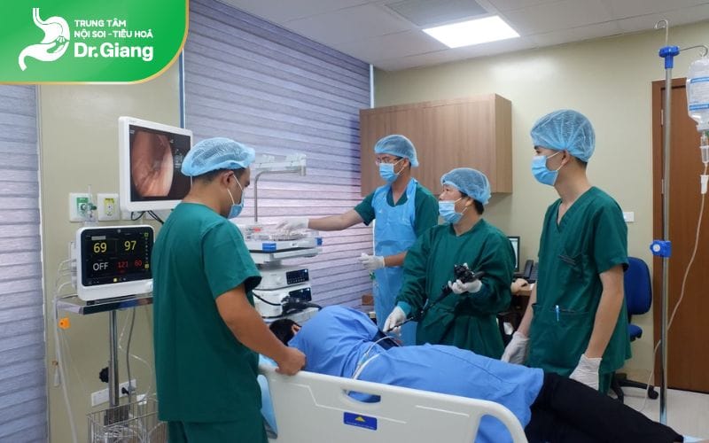Bác sĩ tiến hành nội soi và quan sát trên màn hình