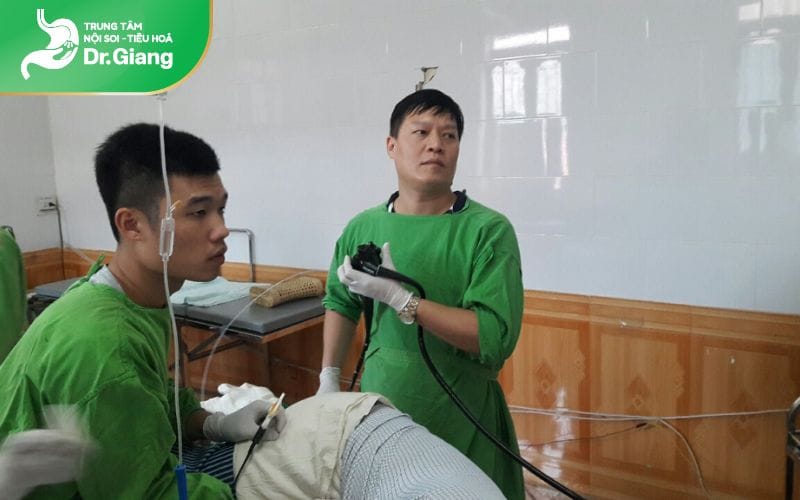 Bác sĩ Giang thực hiện nội soi cho bệnh nhân