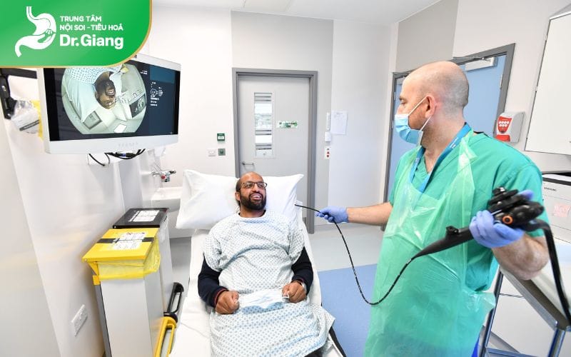 Nội soi dạ dày đường mũi sử dụng ống nội soi mềm có gắn camera và bác sĩ có thể quan sát qua màn hình trước mặt