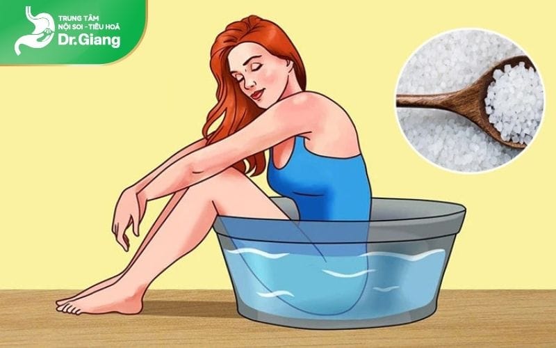 Ngâm hậu môn trong chậu nước muối là cách giảm đau sưng búi trĩ