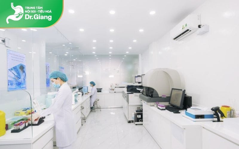 Phòng xét nghiệm tại trung tâm được bố trí riêng biệt với các khoa khác