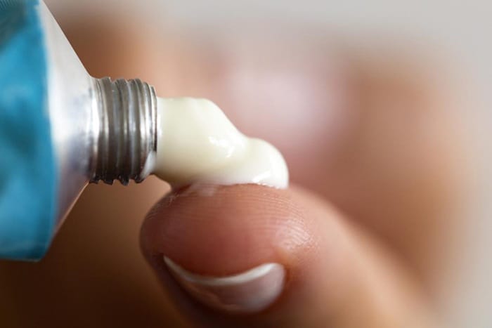 Nứt kẽ hậu môn có thể dùng thuốc bôi để giảm vết nứt