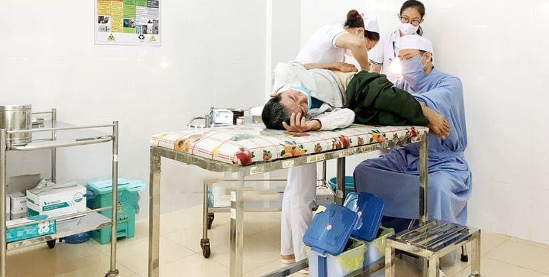 Người mắc bệnh trĩ cần được khám lâm sàng trước khi tư vấn điều trị