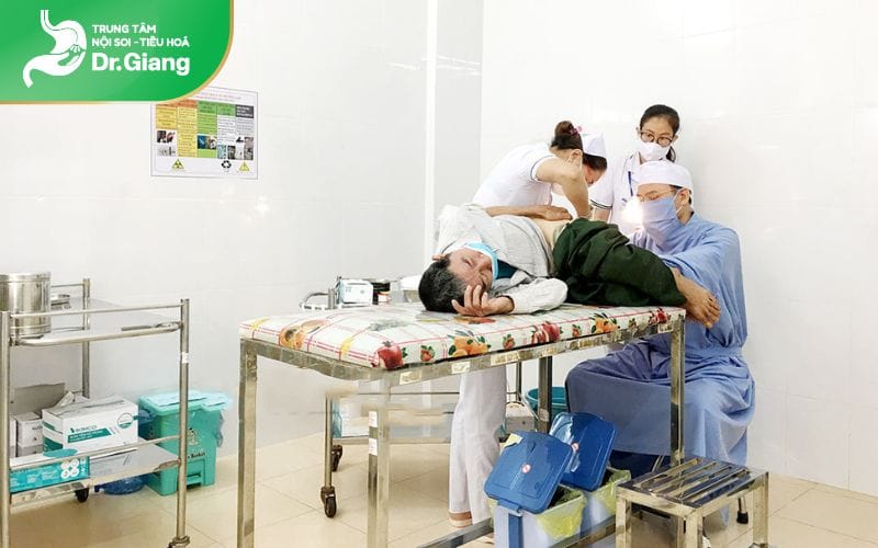 Người mắc bệnh trĩ cần được khám lâm sàng trước khi tư vấn điều trị