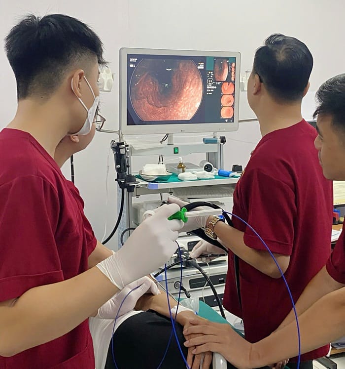 Bác sĩ chuyên môn giỏi trực tiếp nội soi polyp dạ dày