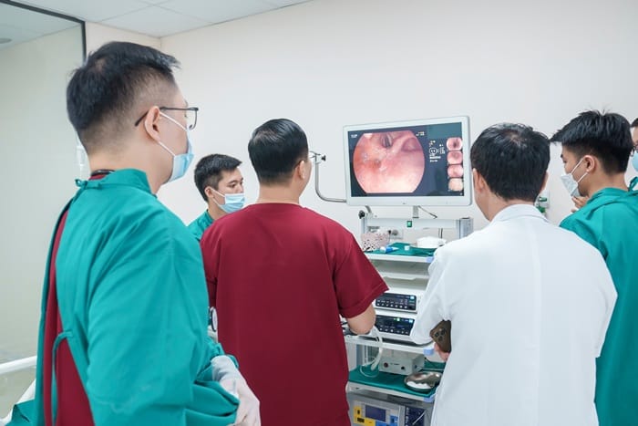 Cắt bỏ polyp khi nội soi nếu polyp kích thước lớn