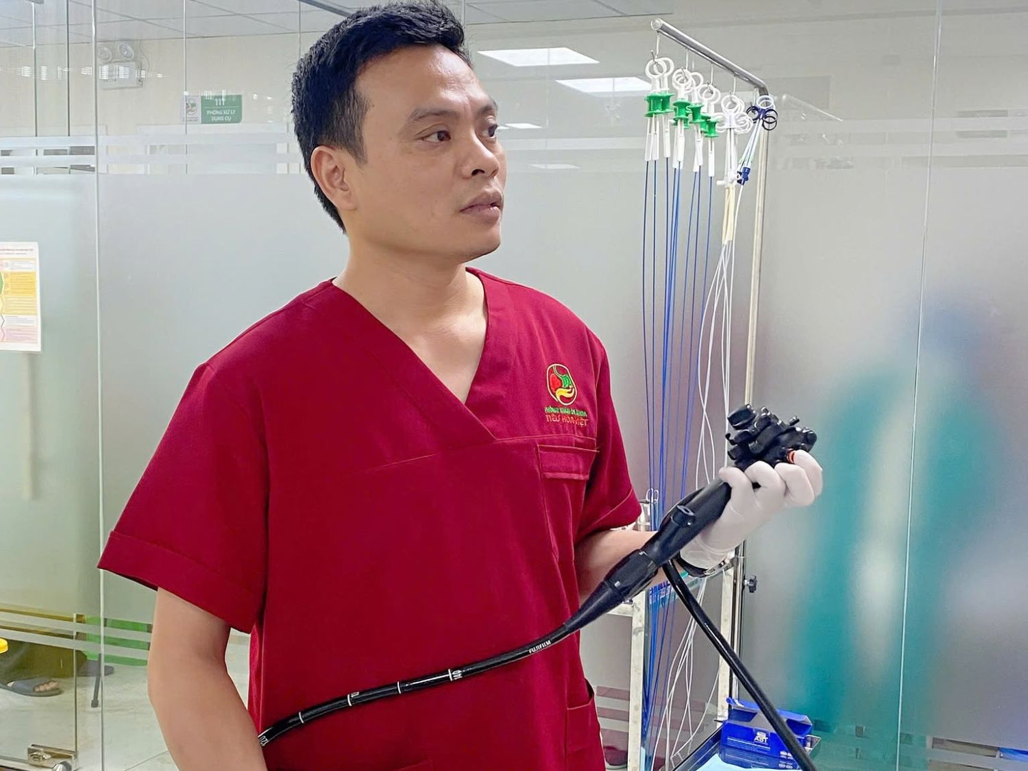Bác sĩ CKI Nguyễn Quốc Khánh nội soi tiêu hóa cho người bệnh