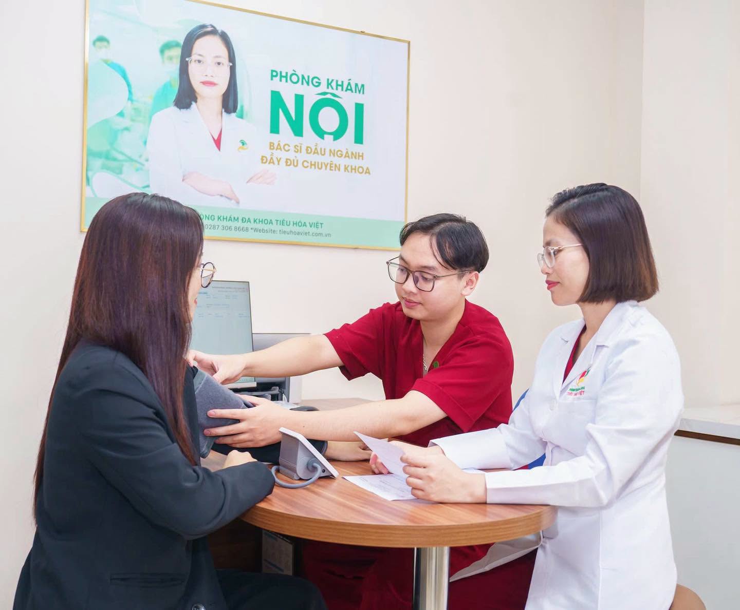 Bác sĩ Nguyễn Thị Thảo thăm khám nội soi tiêu hóa và lên phác đồ điều trị cho người bệnh