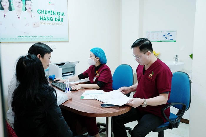 Bác sĩ Giang thăm khám, chỉ định cho người bệnh và lên phác đồ điều trị phù hợp