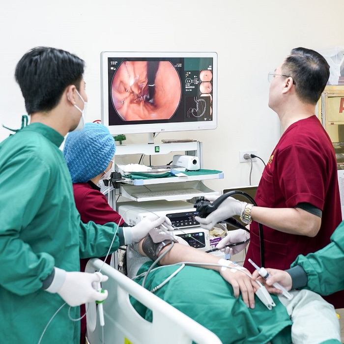 Bác sĩ trực tiếp nội soi cho người bệnh