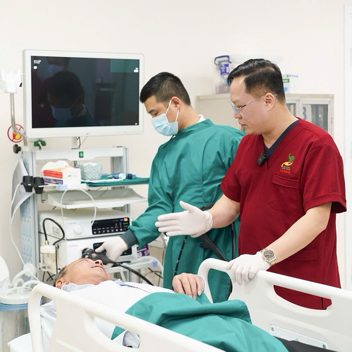 Bác sĩ chăm sóc, theo dõi người bệnh trước, trong và sau khi nội soi
