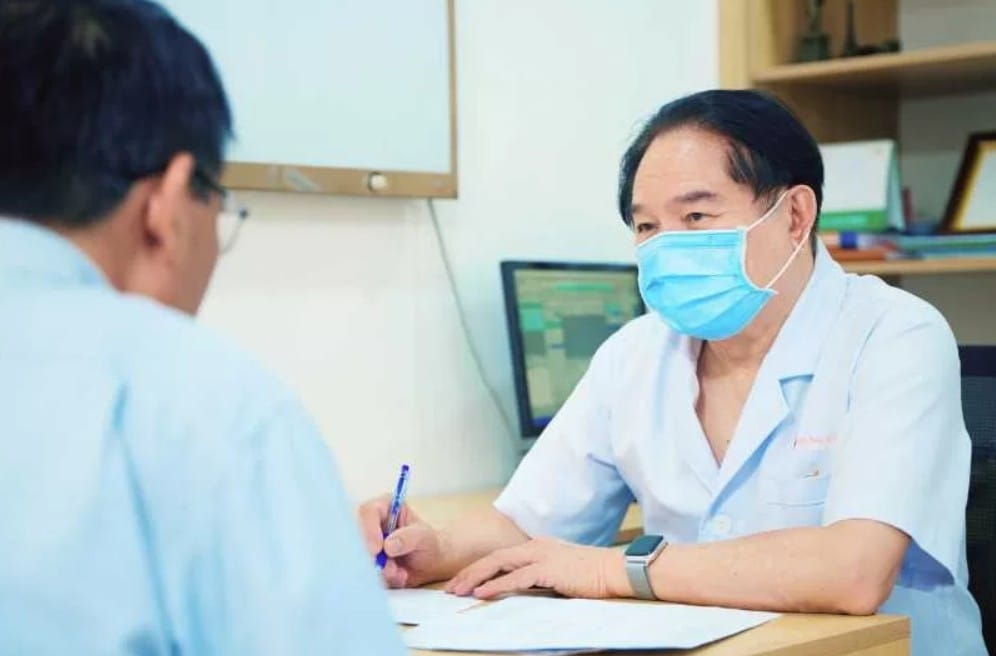 Bác sĩ Quyết thăm khám tư vấn cho người bệnh