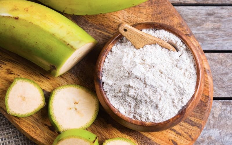 Phơi khô chuối xanh rồi nghiền thành bột