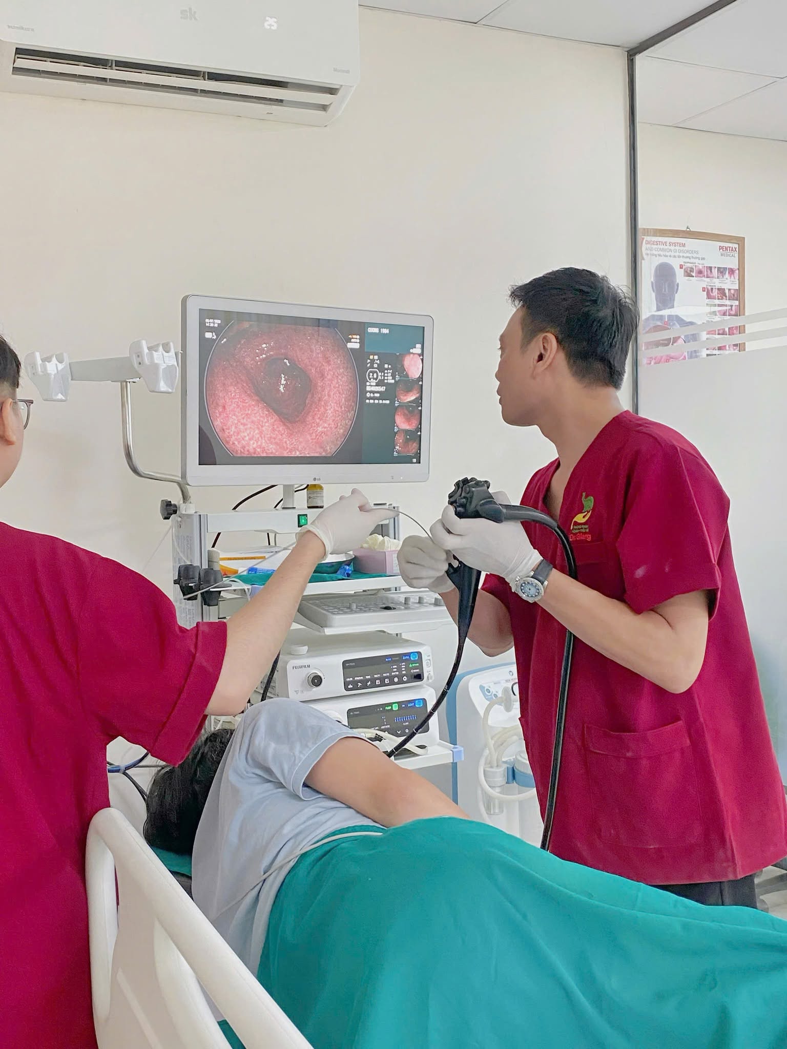 Trong quá trình thực hiện thủ thuật cắt polyp dạ dày không gây đau vì được gây mê toàn thân