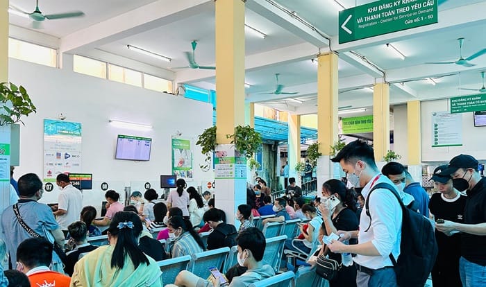 Phải xếp hàng đợi chờ để nội soi ở bệnh viện