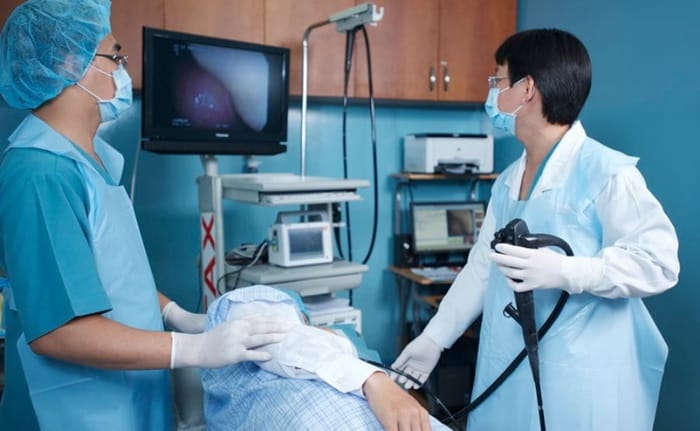 Bác sĩ nhiều kinh nghiệm thực hiện nội soi cho bệnh nhân