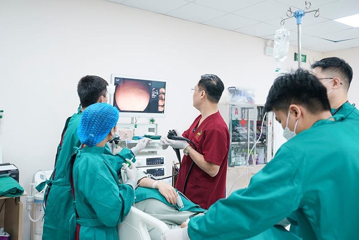 Bác sĩ tận tâm thăm khám và điều trị nứt kẽ hậu môn