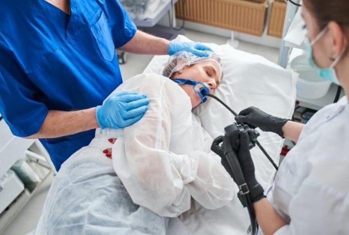 Nội soi quá nhiều lần có thể gặp tác dụng phụ như đau họng