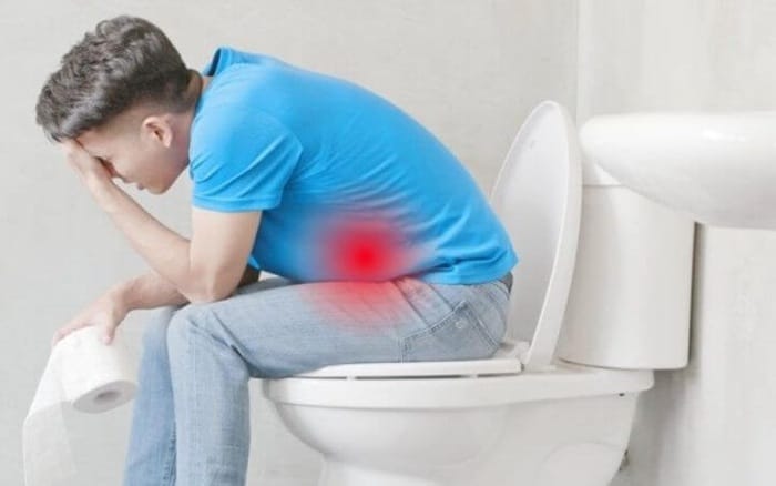 Táo bón kéo dài dễ khiến nứt kẽ hậu môn lâu lành