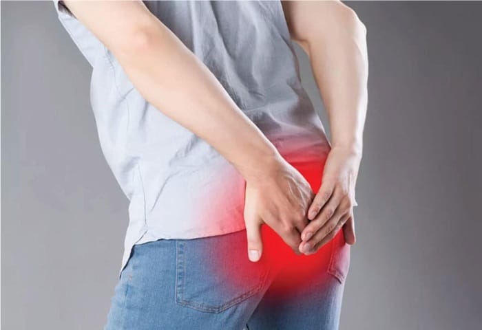 Đau rát khi đi đại tiện là triệu chứng bị nứt kẽ hậu môn