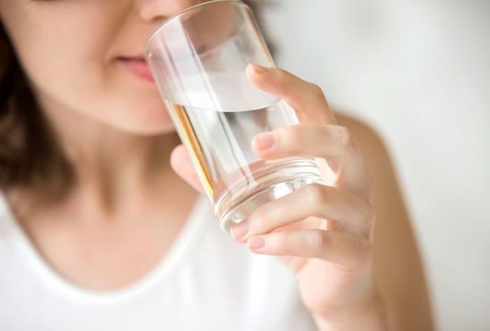 Uống đủ nước mỗi ngày để hạn chế nguy cơ nứt kẽ