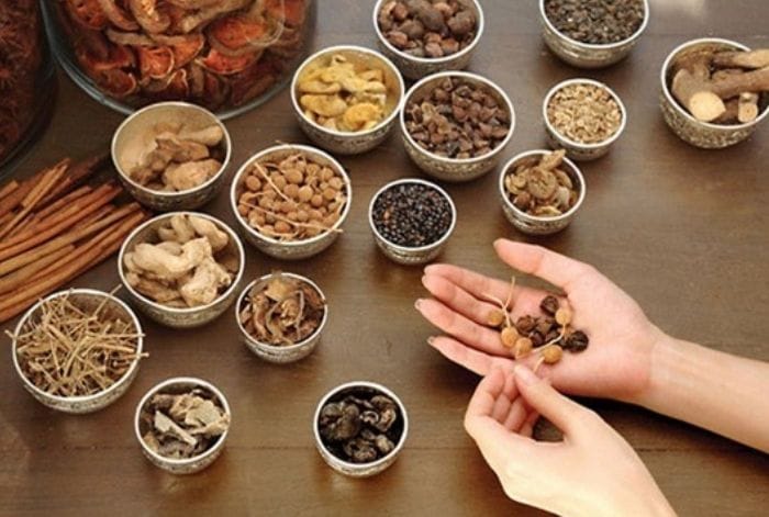 Khi dùng thuốc đông y cần tham khảo kỹ với bác sĩ