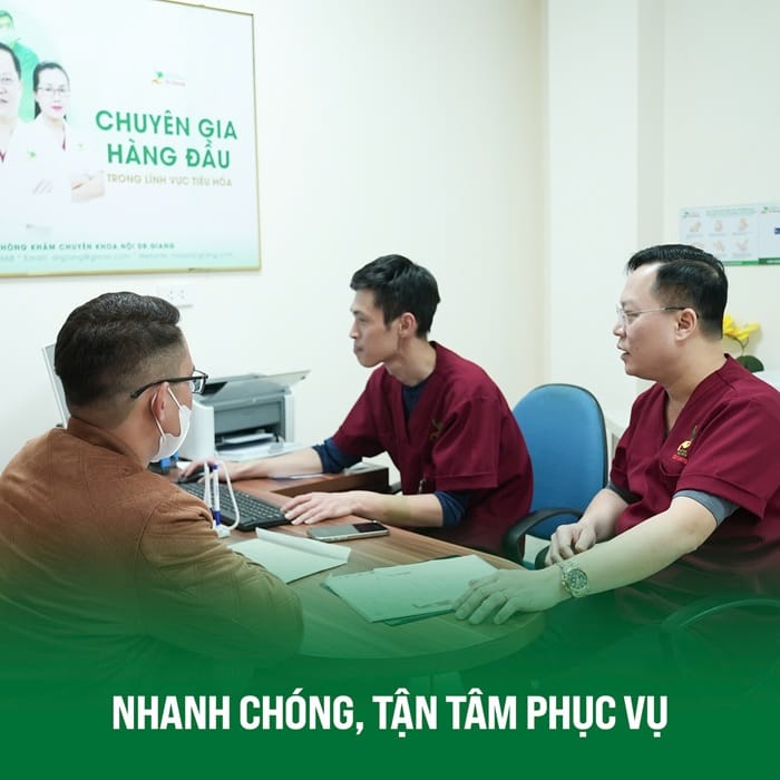 Bác sĩ thăm khám và đưa ra phác đồ điều trị trào ngược dạ dày thực quản