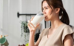 Trào ngược dạ dày uống sữa được không? Danh sách sữa nên tránh