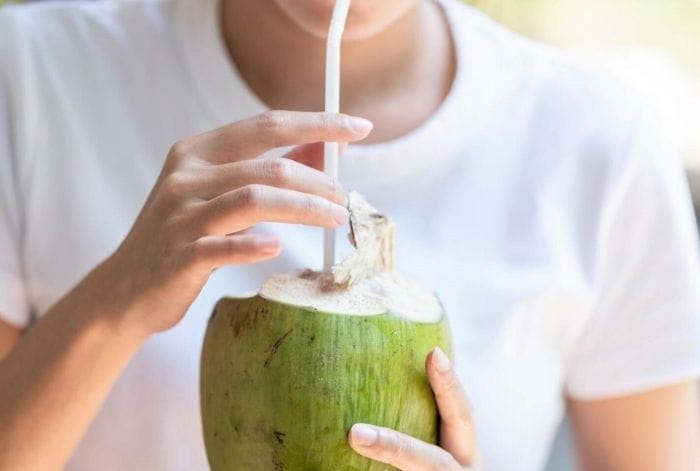 Viêm đại tràng uống nước dừa được không? Hướng dẫn cách sử dụng