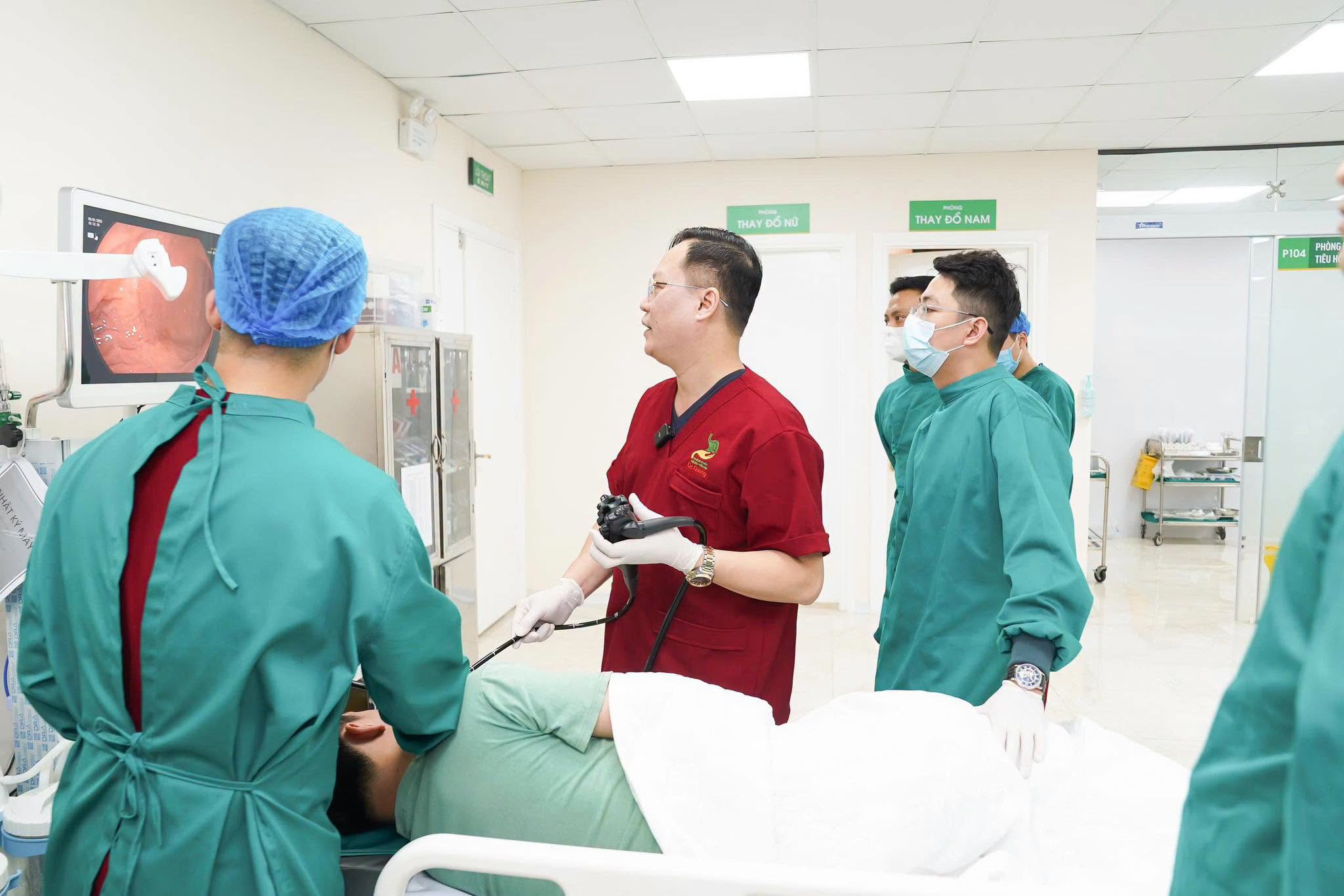 Thăm khám và nội soi để bác sĩ lên phác đồ điều trị phù hợp