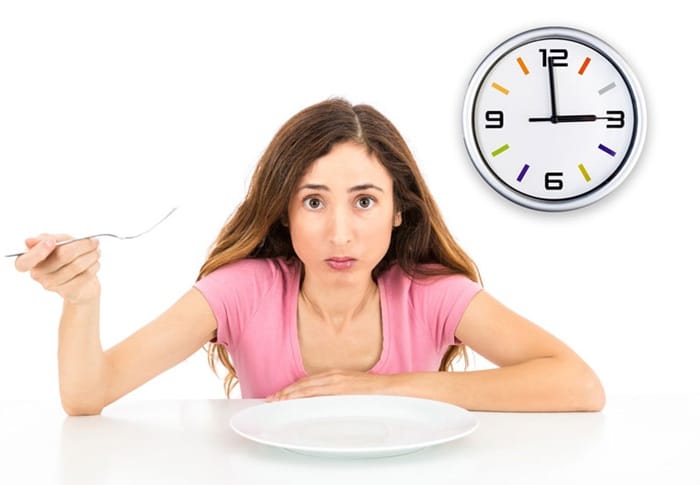 Không nên ăn uống trước khi nội soi trực tràng trước 2-4 giờ