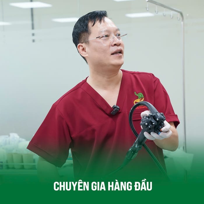 Bác sĩ Giang trực tiếp khám và điều trị trào ngược dạ dày