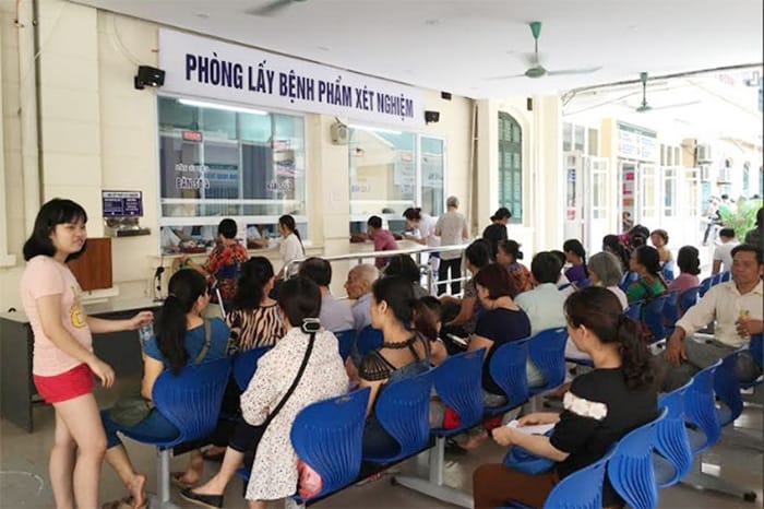 Phải xếp hàng đợi chờ đi thăm khám dạ dày tại viện E