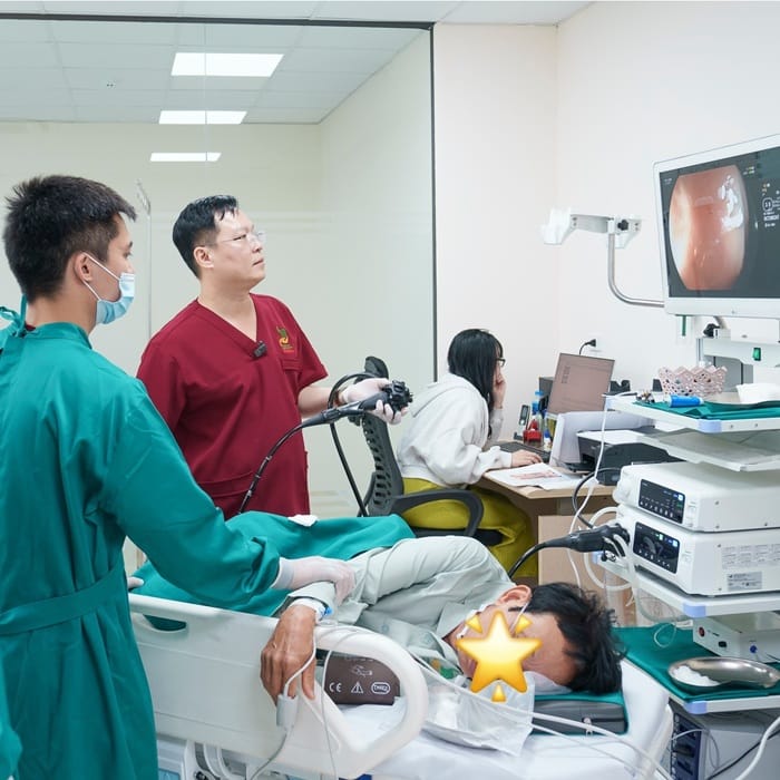 Bác sĩ tiến hành nội soi đại trực tràng